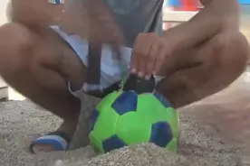 国外街头恶搞路人，足球里装满沙子让路人踢，不厚道的笑了视频封面
