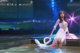 黄婷婷和与李艺彤共同演唱《人鱼》，黄婷婷好拼，还下水表演视频封面