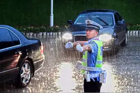 提醒丨雷电狂风暴雨来袭 出行注意交通安全图片