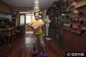 七旬奶奶练“杂技”，脚蹬滑板头顶鱼缸手拉琴图片