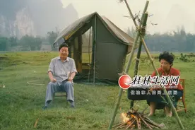 老照片：贺敬之和夫人柯岩在漓江边图片