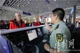 内蒙古二连边检站优质服务“北京—巴黎老爷车拉力赛”图片