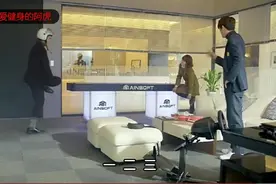一壮汉和一女子玩斗鸡，竟被女子一膝盖顶进了医院，耻辱啊！视频封面
