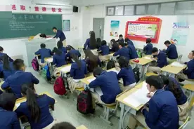 女老师晕倒在讲台，幸亏学生发现得及时，及时急救