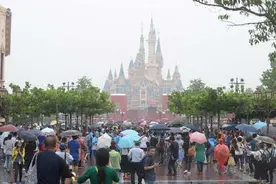 上海迪士尼雨中开业 致辞：下的是钞票图片