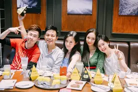 武汉网红看这里，他们聚在一起到底因为什么？图片