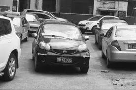 商场周围空地成私家车免费停车场 文明停车究竟有多难？图片