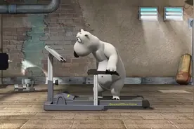 倒霉熊：小熊玩跑步机太搞笑了，摔倒这么多次！