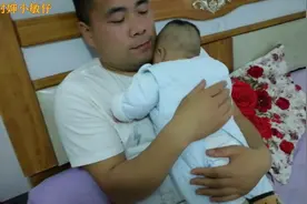 爸爸这么抱两个月大的宝宝，一边的宝妈不乐意了，上来就教训