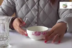 做饭切菜切辣椒，手上很辣怎么办，今天教你消除辣感视频封面