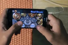 手机游戏架子鼓 可以玩的这么厉害 给他真的架子鼓会怎么样？