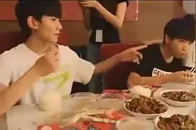 三小只聚餐，吃货王源被大哥吐槽：再吃就找不到媳妇啦！哈哈哈视频封面