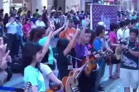向黄家驹致敬！香港街头百人 吉他演奏《海阔天空》！视频封面