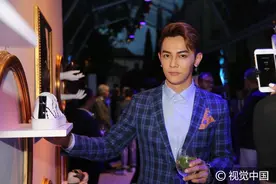 汪东城亮相佛罗伦萨男装周 举杯应酬帅气放电绅士范图片