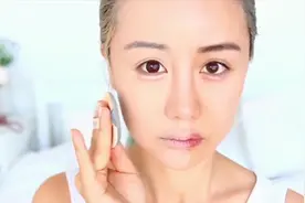 化妆的力量，妹子化了个半脸妆，对比一下就像两张脸