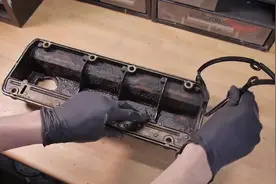 年迈的宝马E30渗油严重 清理缸盖成为车主的必备技能视频封面
