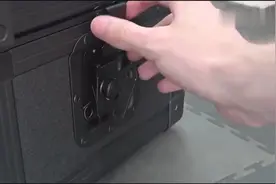 买三千万一台的跑车，送来一个箱子！