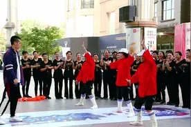 当街舞dancer遇到广场舞阿姨，这场Battle有点精彩阿姨们母亲节快乐