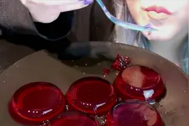 国外美女吃货，吃一盘樱桃果冻，吃起来柔软有弹性，看着真诱人！视频封面