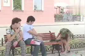 国外恶搞：美女包里掉出来手榴弹，路人的反应太逗了！视频封面