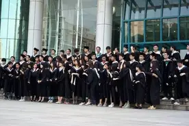 毕业典礼跨向毕业最后一步图片