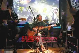 75岁婆婆酒吧驻唱？原来她是陪儿子玩票图片
