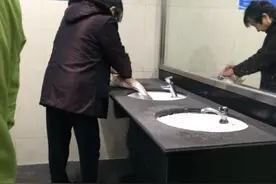 网曝大妈在上海地铁站厕所内气势汹汹杀鱼，地铁方称实为洗鱼图片