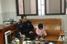 小女孩趁放学偷走出幼儿园，被路人报警送到派出所图片