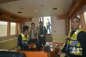 船舶倾覆，湛江渔民海上漂流多时体力耗尽，危急时刻救星来了图片