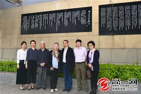 “新中国第一个女指挥家”郑小瑛一行参观常德诗墙图片