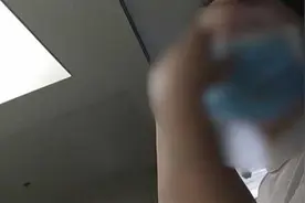 大冶一“老烟枪”住院烟瘾难忍边吸氧边抽烟图片