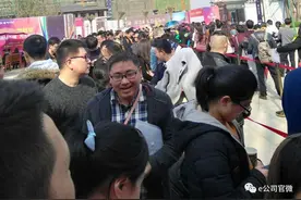 成都楼市直击：7万人抢千套房 买房队伍绵延几公里图片