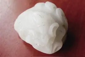镇宅驱邪寓意——手把件白玉金蟾图片