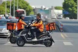 外卖骑手：送外卖，赚的是辛苦钱图片