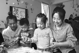 石楼县王府明星幼儿园开展“捏面燕”“做风车”亲子活动图片