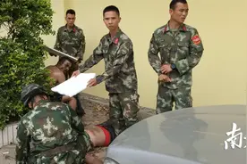 险！三轮货车侧翻起火，武警惠州支队官兵紧急施救图片