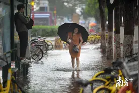 广州大暴雨|车辆行人注意：黄埔大道东“水浸街”图片