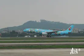 看！巴斯光年在广州天空飞过图片