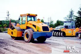 “钟情”无人驾驶：接地气的压路机秒变高大上图片