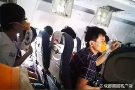 川航备降亲历者：飞机瞬间下降第一反应抱紧女朋友 担心“粉身碎骨”图片