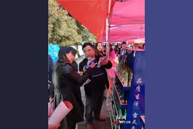 走进“3·15”｜衡阳盐业部门展示真假盐的分辨方法图片