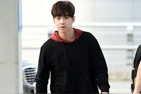 [MD PHOTO] SuperJunior-M成员Henry亮相仁川机场飞往中国图片