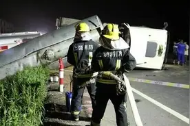 载31吨柴油油罐车320国道侧翻泄漏 多部门联手6小时安全处置图片