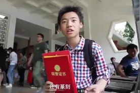 学生报名小升初，现场拼奖状、拼证书，幼儿园的奖状都配齐了视频封面