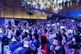 LPL现场特写：Uzi与厂长人气爆棚图片