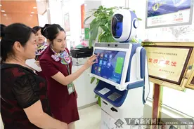 广西农信系统首位机器人大堂经理在岑溪农商行上岗图片