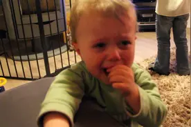 外国熊孩子哭了家长都不会哄，就静静看着你哭完为止