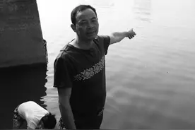 女子落水命悬一线 钓鱼人跳水救人图片