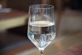 酒精过敏身体发红可以用白酒擦身吗图片