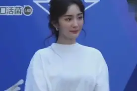 杨幂麻花辫出席活动，淡蓝色裙子搭配白T，清新淡雅，灵动俏皮！视频封面